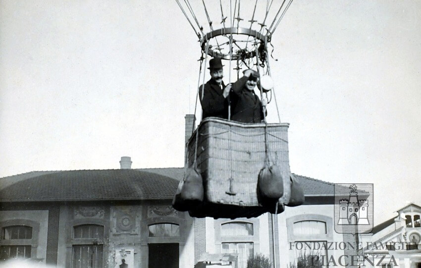 Guido Piacenza, a destra, in partenza dalla Società Consumatori Gas di Torino, 1910 ca.