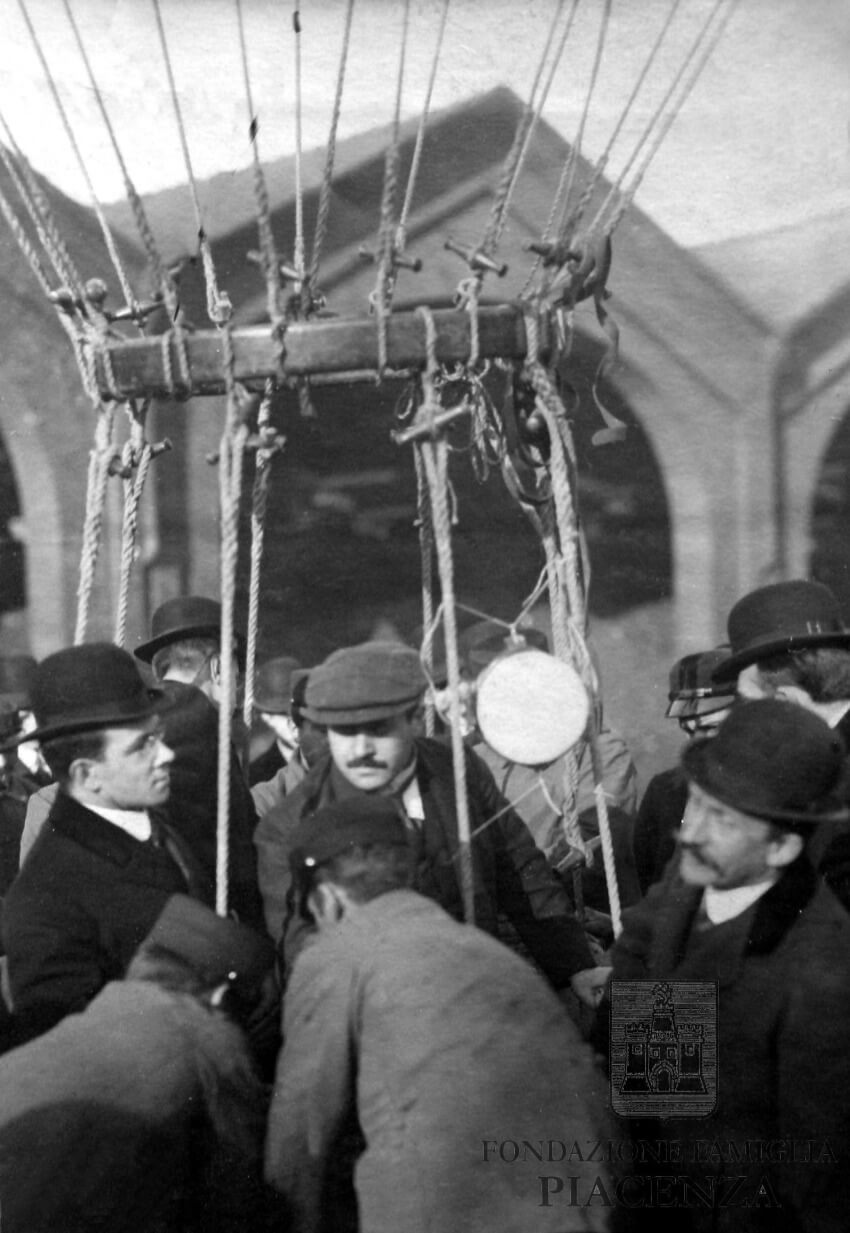 Mario, a sinistra, e Guido Piacenza, al centro, prima della partenza del pallone dalla Società Consumatori Gas di Torino, 1910 ca.
