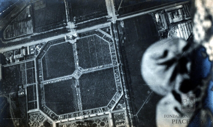 In volo sopra il cimitero Generale di Torino , 1910 ca.