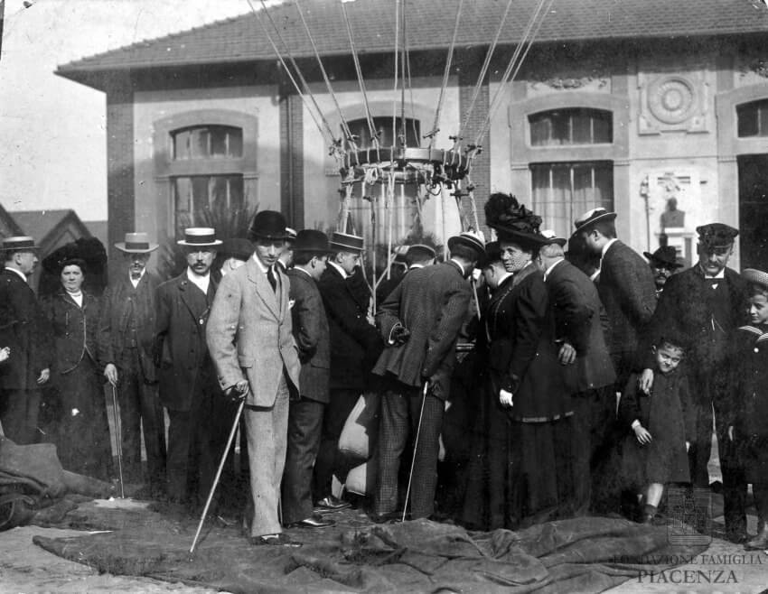 Il pallone Pegaso pronto per partire dalla Società Consumatori Gas di Torino , 1907