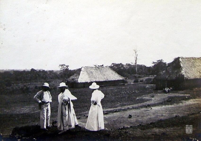Missionari cattolici in un villaggio del Congo