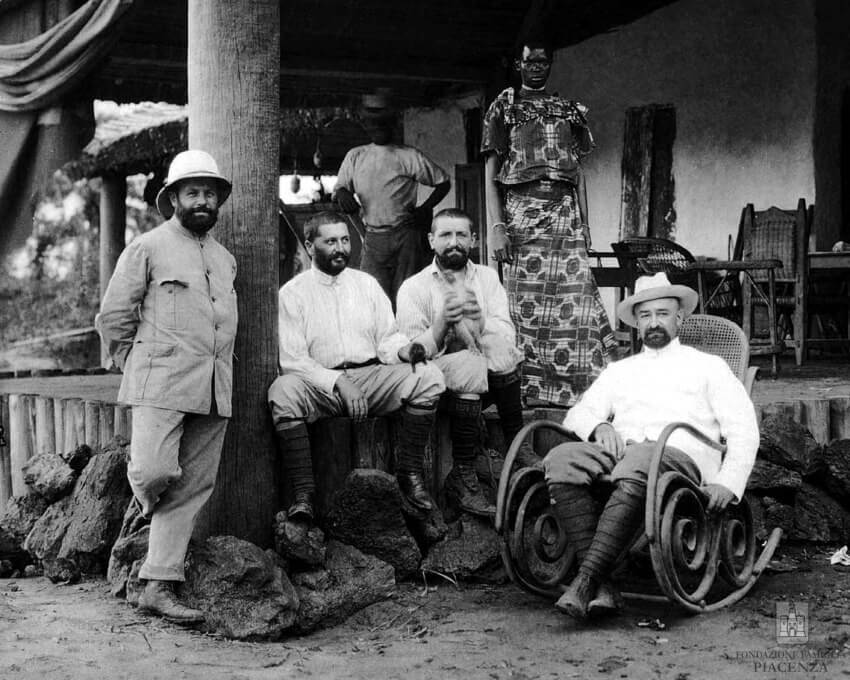 Guido Piacenza, in piedi a sinistra, e altri componenti della spedizione in un villaggio congolese