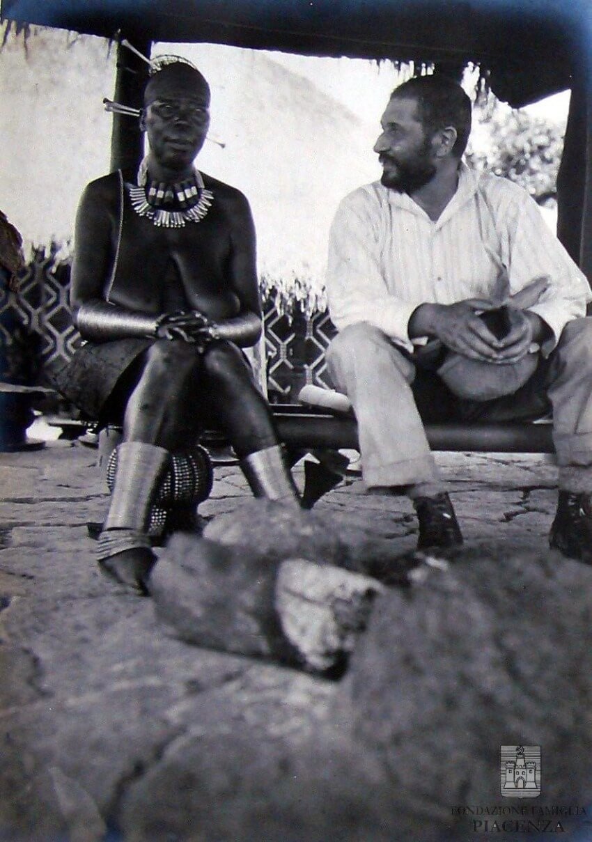 Guido Piacenza e un’indigena in un villaggio del Congo