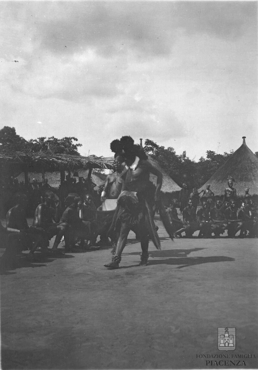 Una fase del jango, danza di festa dei villaggio della regione dell’Uele