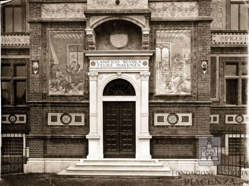 Ingresso della palazzina del Lanificio Scuola, visibili le decorazioni realizzate su cartoni di Alberto Rossi