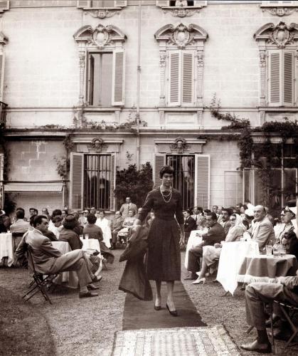 La modella sfila tra gli invitati  </br>1957